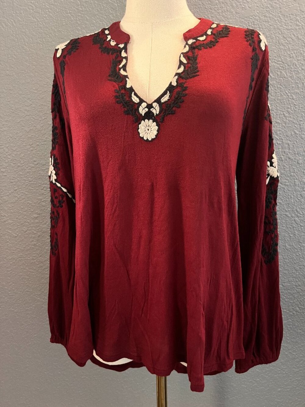LUCKY BRAND PEASANT TOP SHIRT IN CABERNET WITH BLACK & WHITE EMBROIDERY -NWT - M